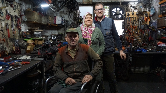 Çatıdan düşüp yüzde 94 engelli kaldı sıfırdan öğrendiği ikinci meslekle hayata tutundu
Geçirdiği kaza engel olmadı, tekerlekli sandalye ile çalışmaya devam ediyor