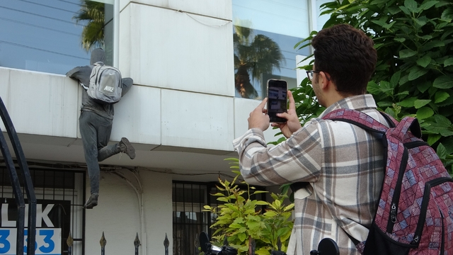 Penceredeki cansız manken 'hırsız'ı görenler, polisi arıyor, taş atıyor