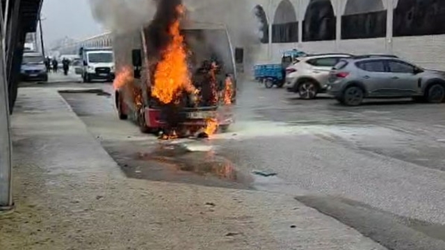 Halk otobüsü alev alev yandı
Sürücülerin yangın tüpleriyle müdahalesi yetersiz kaldı