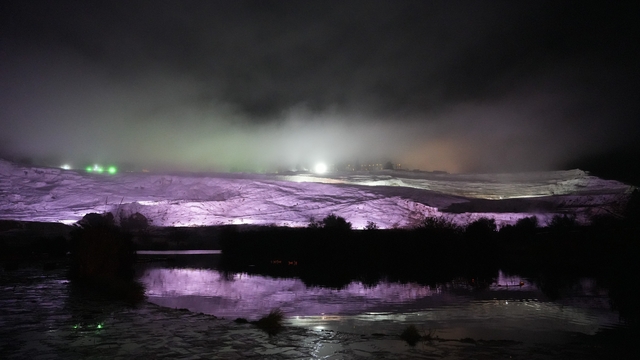 Pamukkale travertenlerinde yağmur sonrası oluşan sis, kartpostallık görüntüler oluşturdu