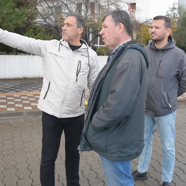 Burhaniye de çöken kanalizasyon borusu yol kapattırdı