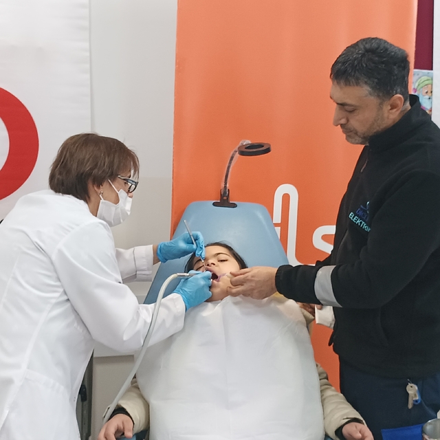 İzmir'den Batman'a gelen gönüllü hekimler, özel bireylerin dişlerini tedavi...