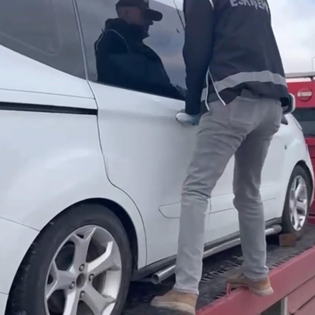 Çekiciye yüklenmiş araçla silah kaçakçılığı; 2 gözaltı