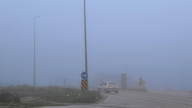 Antakya'da sis nedeniyle kara yollarında görüş mesafesi düştü