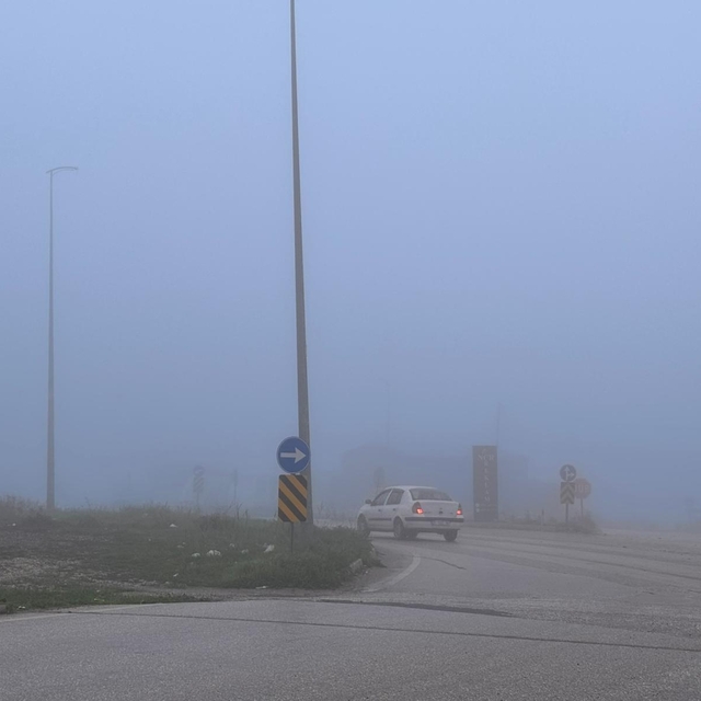 Antakya'da sis nedeniyle kara yollarında görüş mesafesi düştü