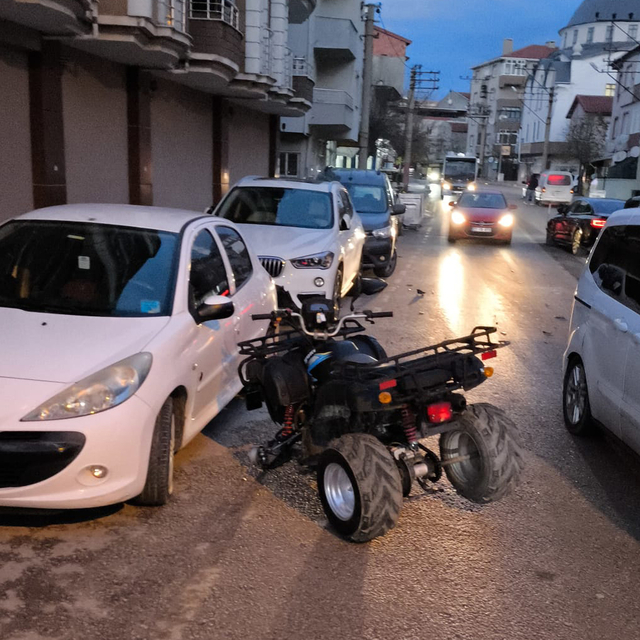 Askeri araca ve otomobile çarpan ATV'nin alkollü sürücüsü yaralandı