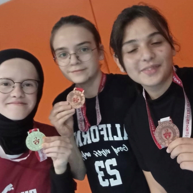 Kütahya Akşemsettin Kız Anadolu İmam Hatip Lisesi'nin masa tenisi başarısı
