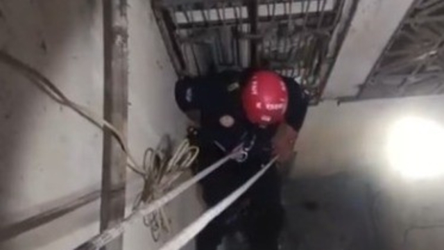 Havalandırma boşluğuna düşen kediyi itfaiye kurtardı