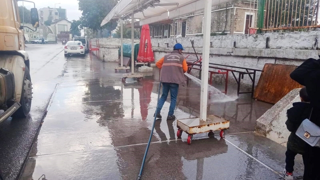 Germencik'te kapsamlı temizlik çalışması
Başkan Zencirci: "Daha temiz bir Germencik için çalışıyoruz"