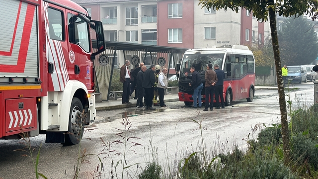 Düzce'de midibüste çıkan yangına itfaiye ve vatandaşlar müdahale etti