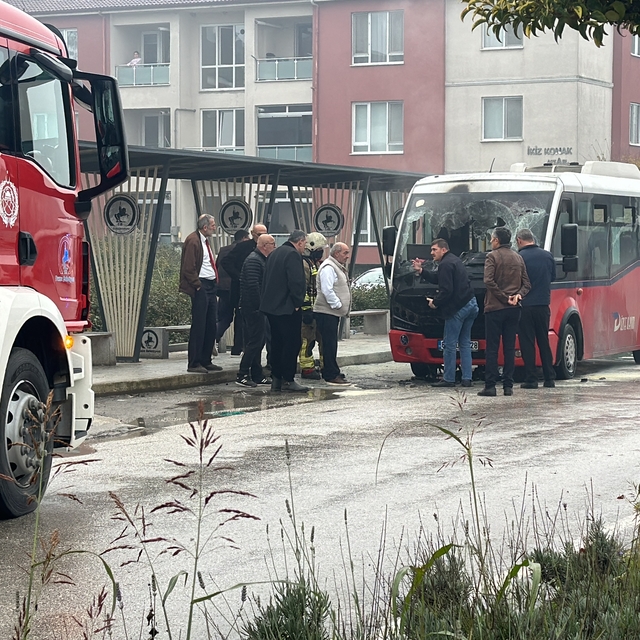 Düzce'de midibüste çıkan yangına itfaiye ve vatandaşlar müdahale etti
