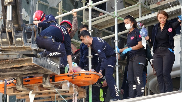 Antalya'da inşaat iskelesinden düşen işçi ağır yaralandı
5'inci kattan 2'nci kata düşen işçi, iş makinesi yardımıyla bulunduğu yerden alındı