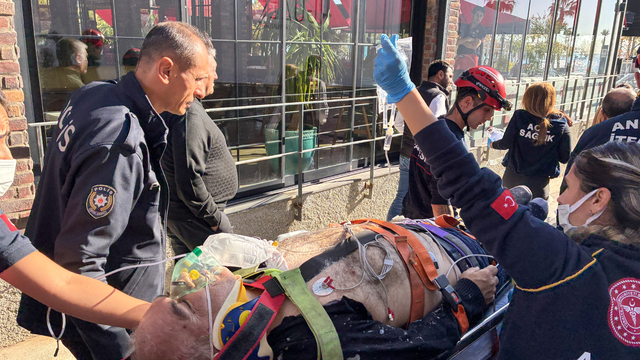 İnşaatın 5'inci katından 2'nci kata düşen işçi, iş makinesiyle indirildi