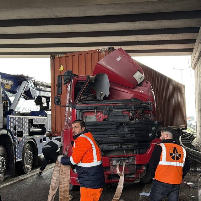 Anadolu Otoyolu'nda kaza yapan tırın altında kalan sürücü öldü