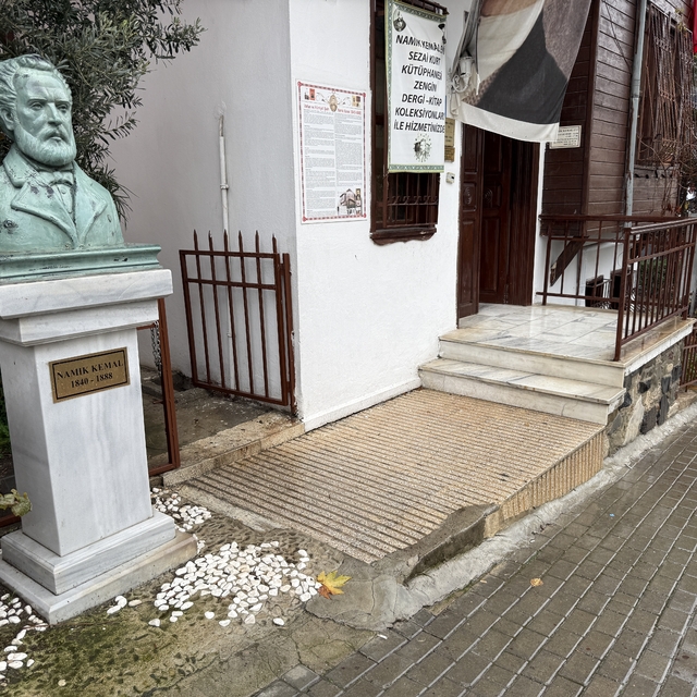 "Vatan şairi" Namık Kemal vefatının 137. yılında anılıyor