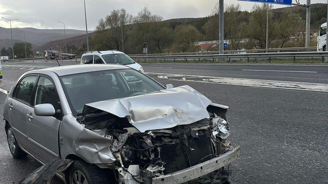 Bilecik'te otomobilin bariyerlere çarptığı kazada 2 kişi yaralandı