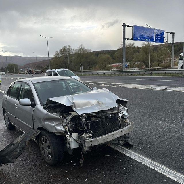 Bilecik'te otomobilin bariyerlere çarptığı kazada 2 kişi yaralandı