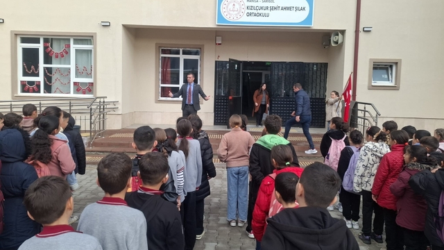 Müdür Yıldırak öğrencilerle buluştu