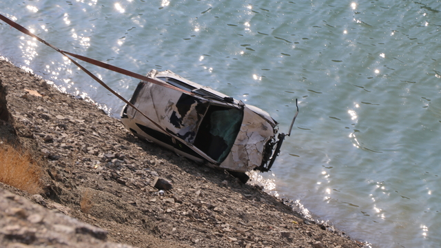 Otomobilin baraj gölüne yuvarlandığı kazada ölen Furkan toprağa verildi (2)