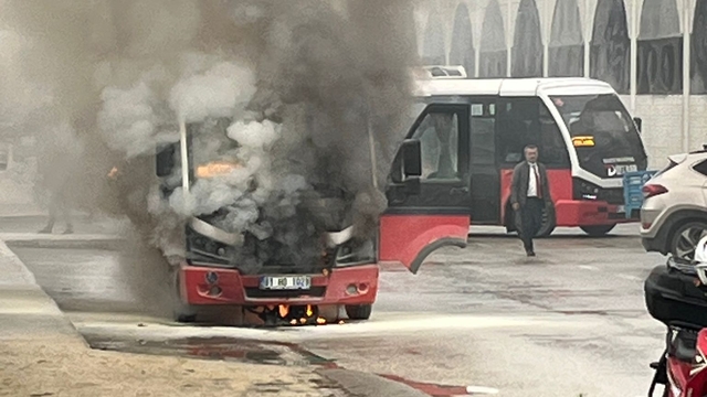 Özel halk otobüsü alev alev yandı