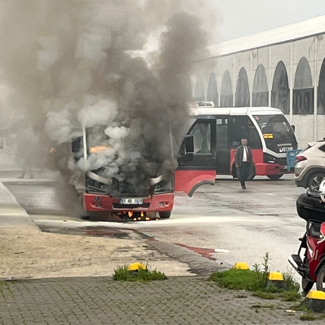 Özel halk otobüsü alev alev yandı