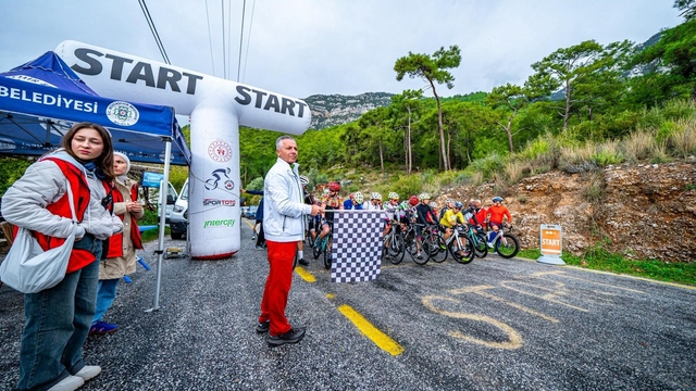 Muğla'da 100 sporcu zorlu parkurda ter döktü