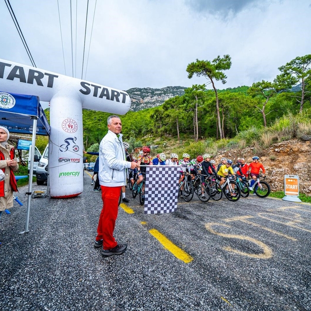 Muğla'da 100 sporcu zorlu parkurda ter döktü