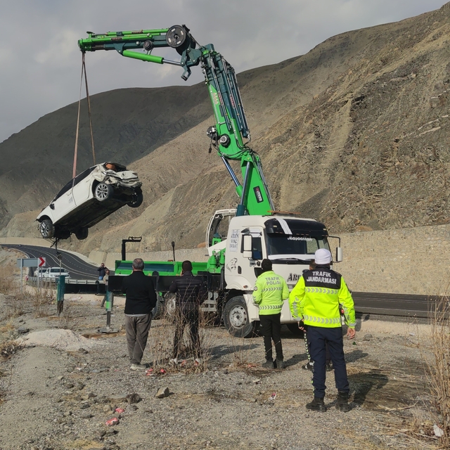 Van'da 3 gence mezar olan otomobil, sudan çıkarıldı