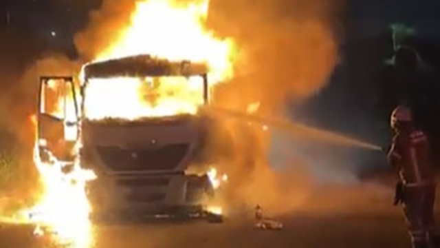 İzmir'de kömür yüklü tır alev aldı