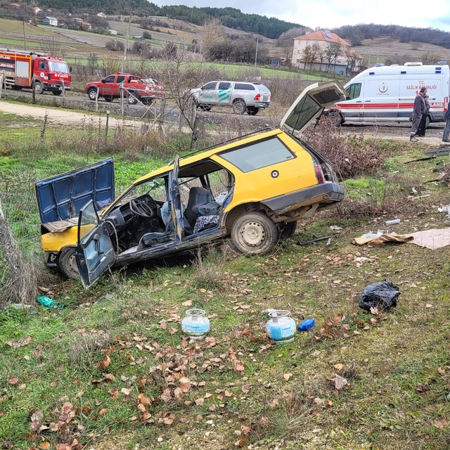Karabük'te hafif ticari araç otomobille çarpıştı: 6 yaralı