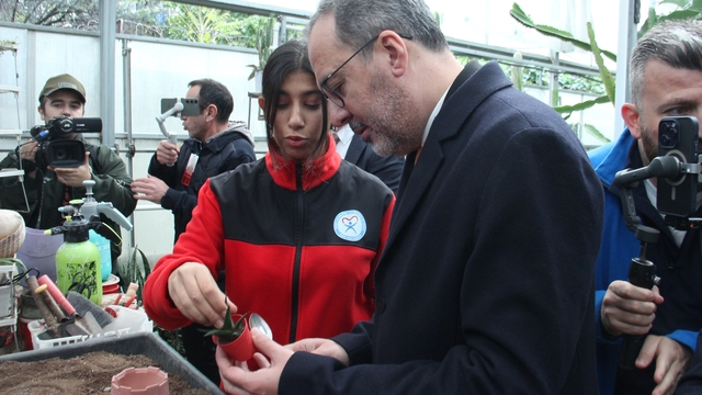 TBMM Engelli Bireylerin Sorunlarını Araştırma Komisyonu İzmir'de
Komisyon Başkanı ve AK Parti İzmir Milletvekili Mehmet Muharrem Kasapoğlu:
"Bu proje, eğitim süreci sonrası istihdamı ve engelli bireylerin hayatın tüm yönlerinde var olmasını desteklemesi açısından çok değerlidir"