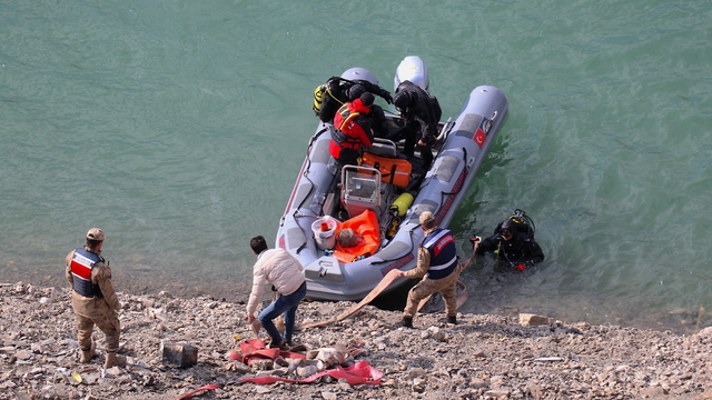 Van'da baraja düşen otomobil vinç yardımıyla çıkarıldı