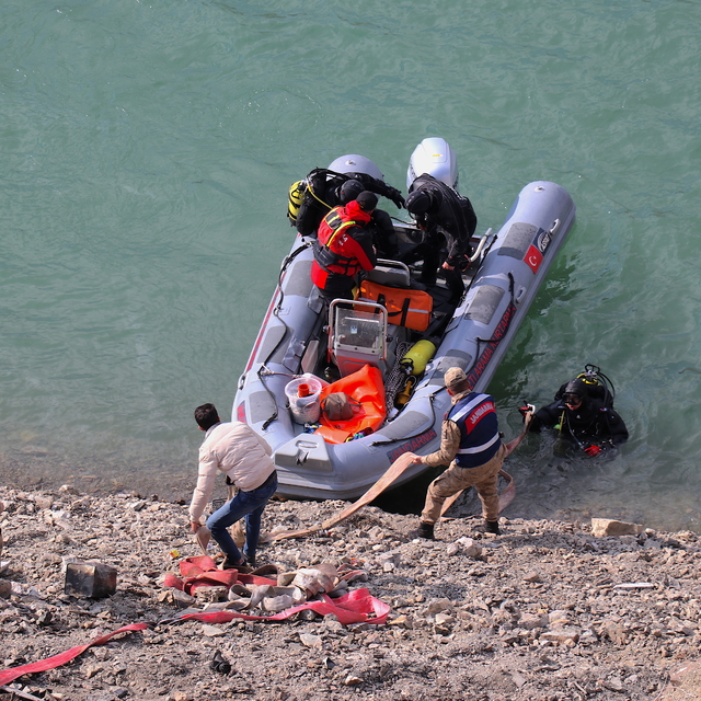 Van'da baraja düşen otomobil vinç yardımıyla çıkarıldı