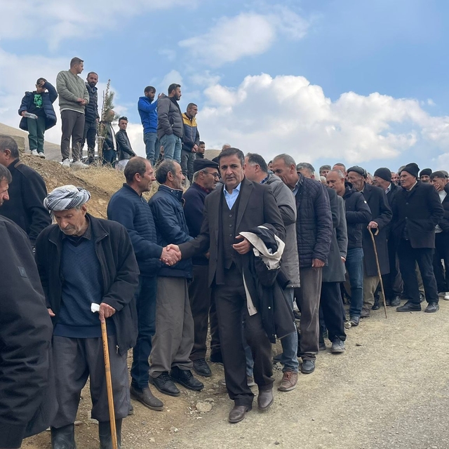 Otomobilin baraj gölüne yuvarlandığı kazada ölen Furkan ve Rojhat toprağa v...