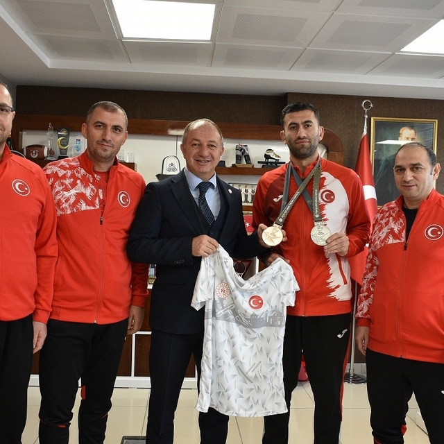 Çakmur'dan olimpiyat fatihine kutlama