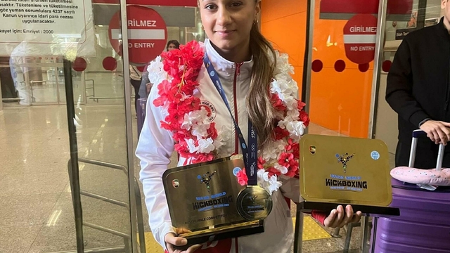 Kick boksçu Elif, dünya şampiyonluğunu iki ay önce kaybettiği babasına hediye etti