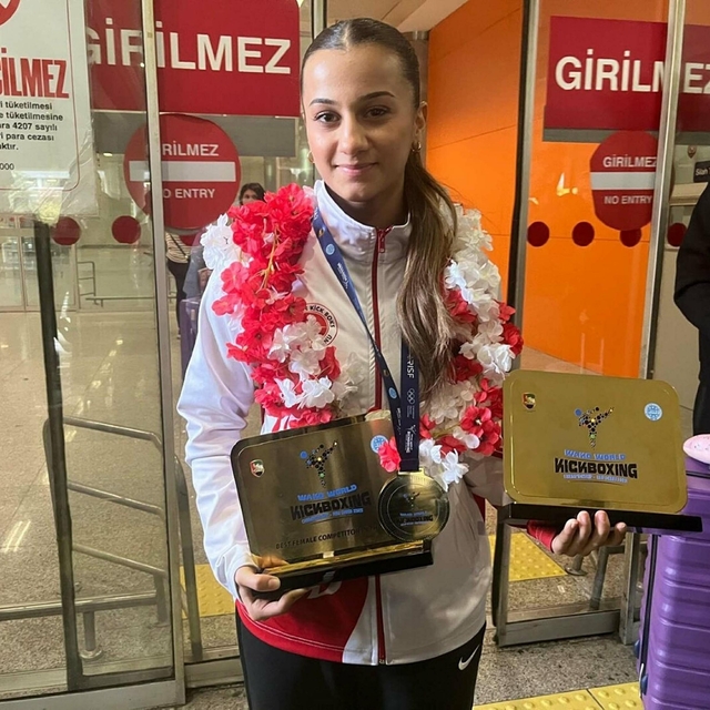 Kick boksçu Elif, dünya şampiyonluğunu iki ay önce kaybettiği babasına hedi...