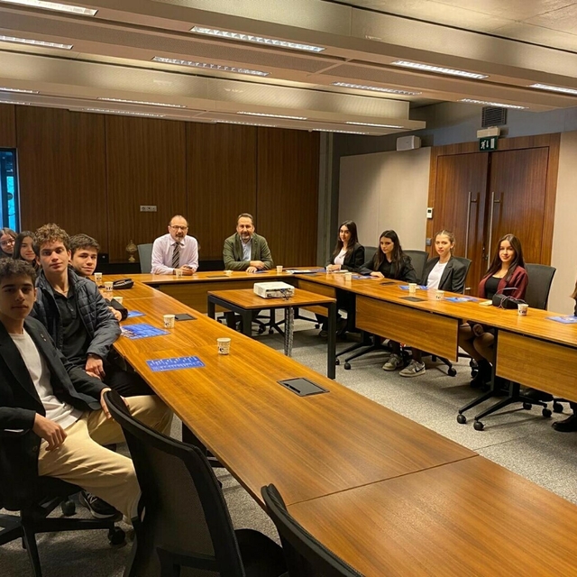 Liselilerin kendi enerjisini üreten binalarla ilgili projesi TBMM'ye sunuld...