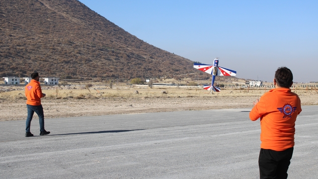 Kendi ürettikleri model uçakla hedef 100 kilometre uçmak
Talas Havacılık Kulübü Başkanı Şemsettin Atasun:
"Burada ciddi beyinler var"