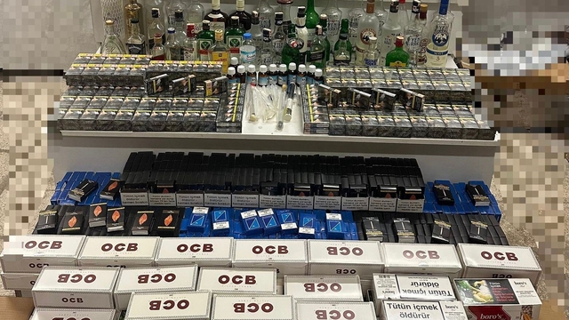 Genç kadının ölü bulunduğu evde sahte alkol olduğu belirlendi
Arkadaşının evinde kalan kadının ölümüyle ilgili gözaltına alınan 2 şüpheliden 1'i tutuklandı