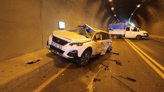 Gümüşhane'de yarım saat arayla meydana gelen iki kazada 1 kişi öldü, 3 kişi yaralandı