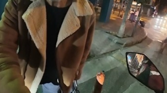 Eskişehir'de yürek ısıtan karşılıklı hediyeleşme görüntüleri
Kurye, vatandaşın yerden bulup kendisine verdiği parayı ihtiyaç sahibine ulaştırdı, o da sattığı yara bandını hediye etti