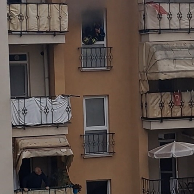 İtfaiye eri, oksijen maskesini vatandaşa verip hayatını kurtardı