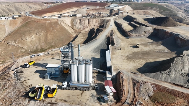 Siirt ekonomisine büyük katkı: 559 milyonluk yatırımın 330 milyonu amorti edildi
Siirt Valisi Kızılkaya'nın girişimleriyle kurulan asfal plenti tesisiyle kentin ulaşım ağı hızla güçlendiriliyor