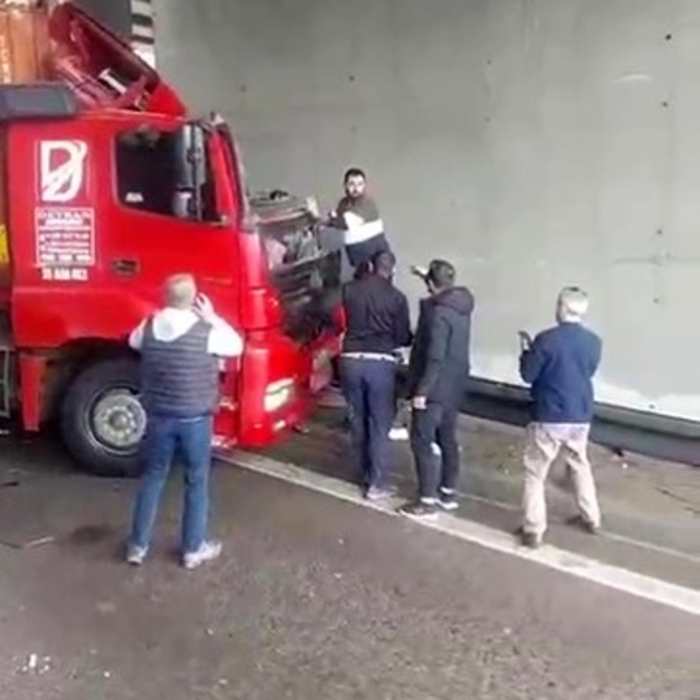 TEM'de korkunç kaza: Kendi kullandığı tırın altında can verdi