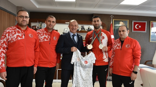 Çakmur'dan olimpiyat fatihine kutlama