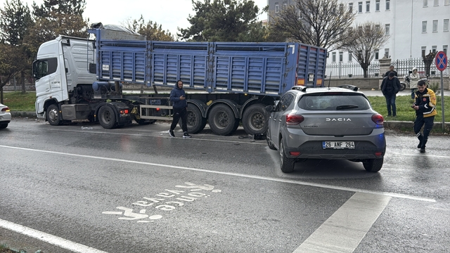 Otomobil park halindeki TIR'a çarptı: 2'si çocuk, 3 yaralı