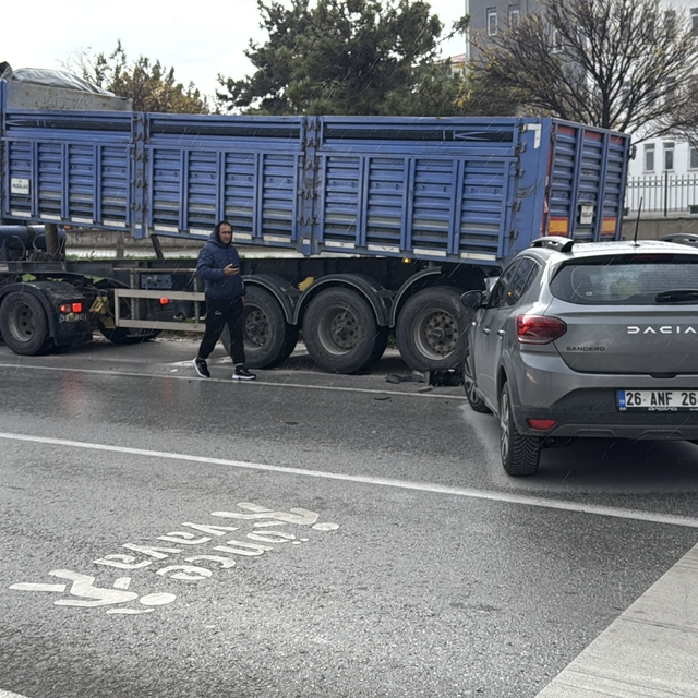 Otomobil park halindeki TIR'a çarptı: 2'si çocuk, 3 yaralı