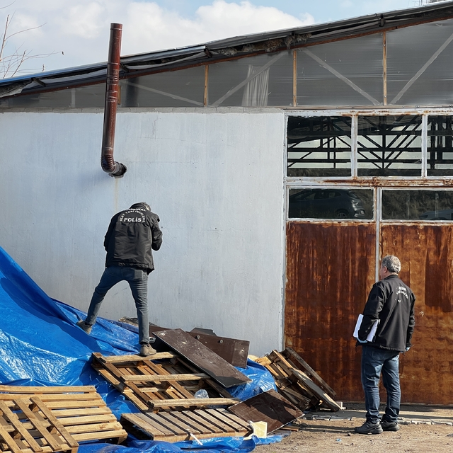 Soba borusunu sabitlemeye çalışırken 3 metre yükseklikten düşüp öldü