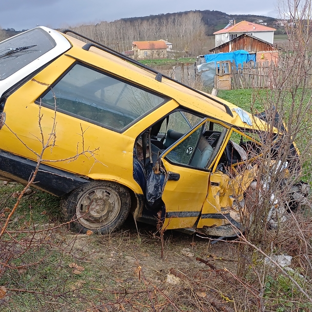 Karabük'te hafif ticari araçla otomobilin çarpıştığı kazada 2'si çocuk 6 ki...